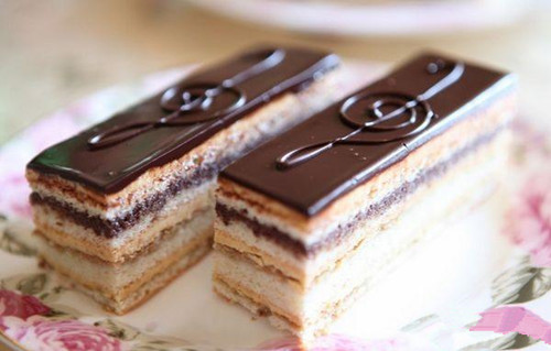 上世纪60年代,一位著名的法国饼师发明了 歌剧蛋糕,四方的外形与